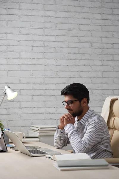 Hombre Indio Pensativo Mirando Información Pantalla Del Ordenador Portátil —  Fotos de Stock