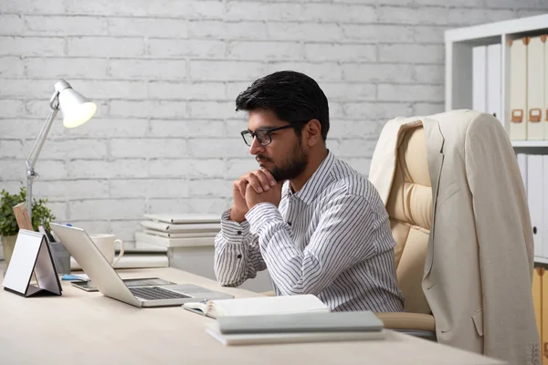 Framgångsrik Indisk Affärsman Läsa Nyheter Laptop Vid Bord — Stockfoto