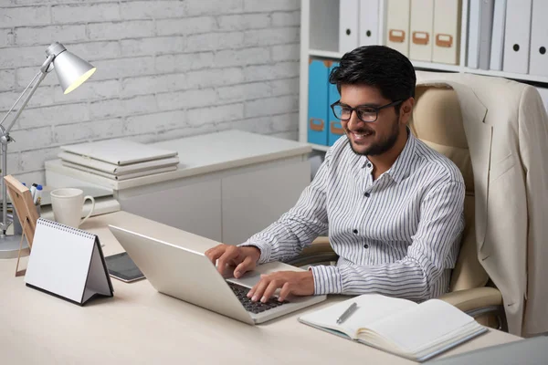 Sorrindo Indiano Empresa Proprietário Trabalhando Laptop Escritório — Fotografia de Stock