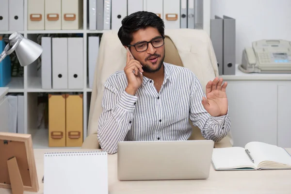 Empresario Indio Hablando Por Teléfono Trabajando Con Ordenador Portátil Mesa —  Fotos de Stock