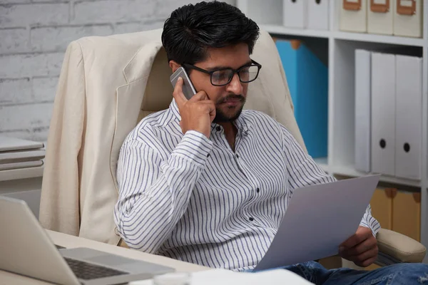 同僚を呼び出すと ドキュメントのペーパーを読む若いインドのビジネスマン — ストック写真