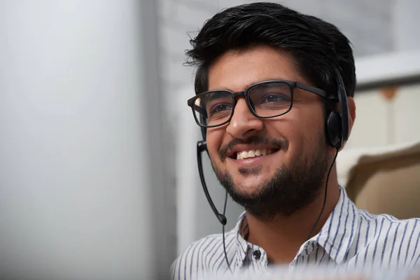 面对快乐的印度咨询服务经理说话的客户通过耳机 — 图库照片