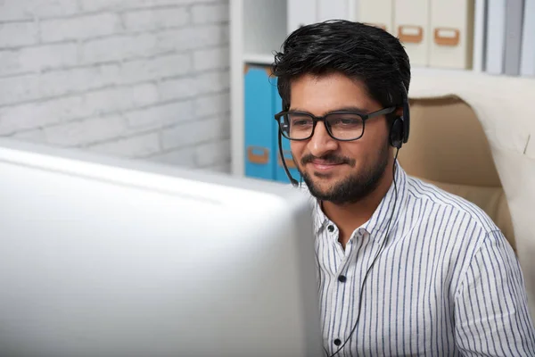 Χαμογελώντας Ινδός Επιχειρηματίας Στο Ακουστικό Συμβουλευτική Πελάτη — Φωτογραφία Αρχείου