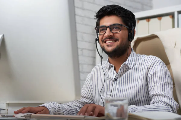 Yakışıklı Hint Müşteri Destek Operatörü Onun Masasında — Stok fotoğraf