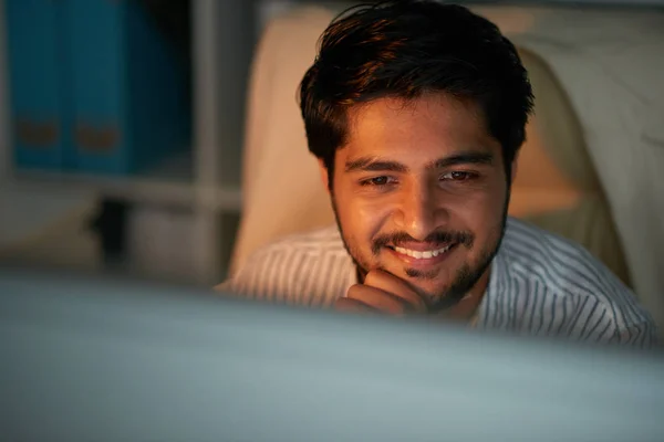 Усміхаючись Молодий Індійський Підприємець Дивлячись Екрані Монітору — стокове фото