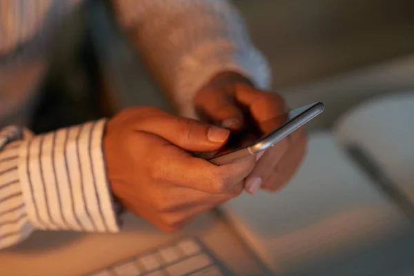 Hände Des Geschäftsmannes Mit Einer Anwendung Auf Seinem Smartphone Oder — Stockfoto