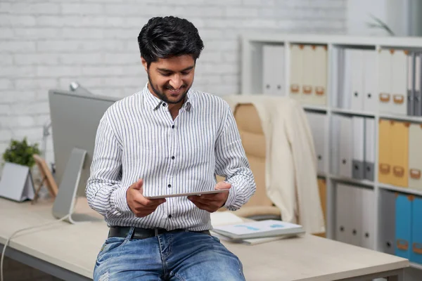 Uśmiechający Się Indian Man Czytanie Wiadomości Temat Cyfrowego Tabletu — Zdjęcie stockowe