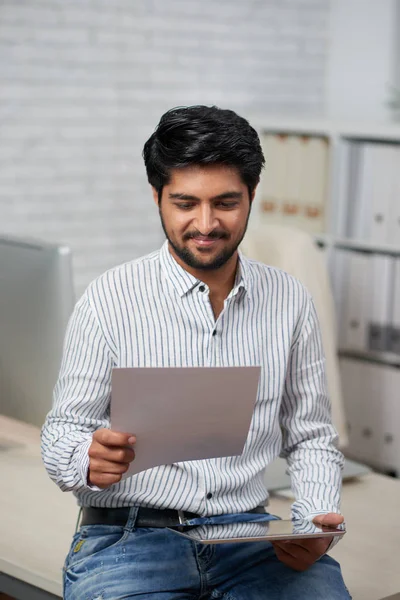 Retrato Joven Empresario Sonriente Leyendo Acuerdo Sobre Documento Papel — Foto de Stock