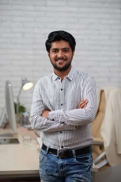 Портрет Впевнено Індійського Підприємця Посміхаючись Камеру — стокове фото
