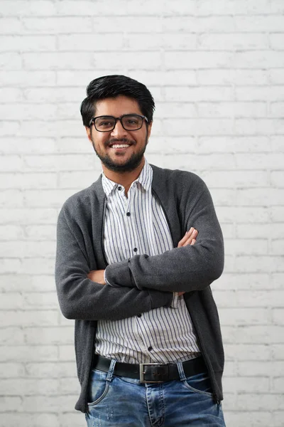 Retrato Homem Indiano Bonito Confiante Sorrindo Olhando Para Câmera — Fotografia de Stock