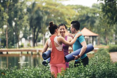 Vietnamca insanlar etrafında şaka ve yoga dersten sonra konuşmaya uygun