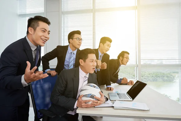 Grupo Alegres Empresarios Asiáticos Viendo Salir — Foto de Stock