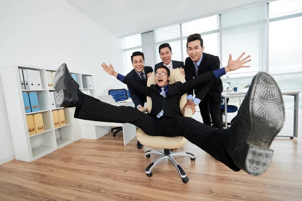 Alegre Asiático Managers Tener Divertido Oficina —  Fotos de Stock