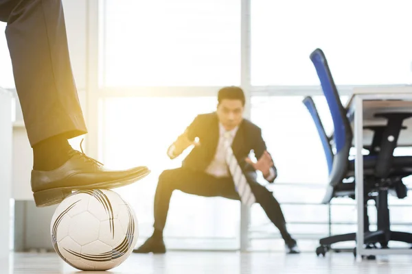 Ásia Trabalhadores Ter Diversão Juntos Enquanto Jogar Futebol Escritório — Fotografia de Stock