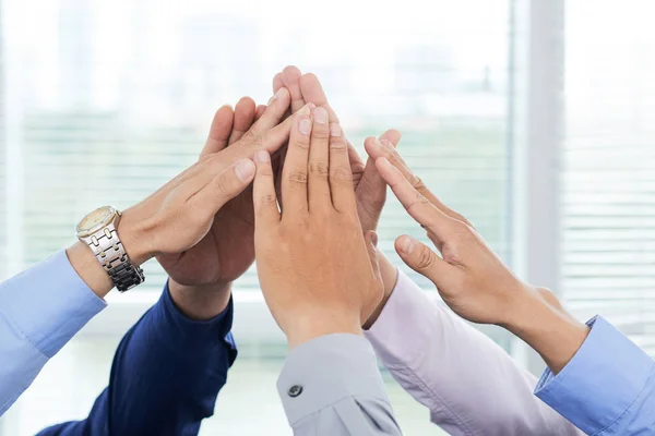 Arbeiter Halten Ihre Hände Zusammen Und Zeigen Einigkeit — Stockfoto