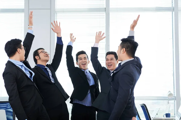 Gruppe Von Gut Gelaunten Managern Klassischen Anzügen Steht Kreis Und — Stockfoto