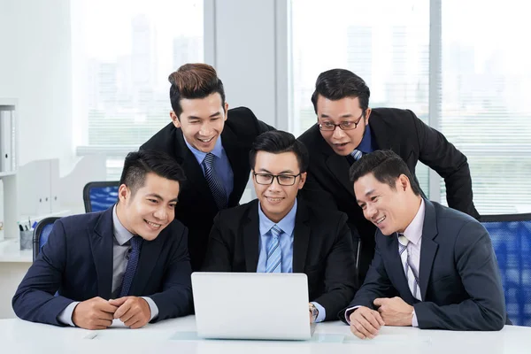 Группа Улыбающихся Азиатских Менеджеров Столом Смотрящих Экран Ноутбука — стоковое фото