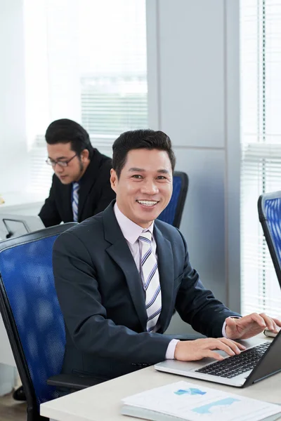 Los Gerentes Asiáticos Trajes Oficina Hombre Mirando Sonriendo Cámara — Foto de Stock