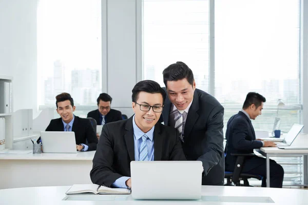 Aziatische Zakenmensen Aan Balie Met Laptops — Stockfoto