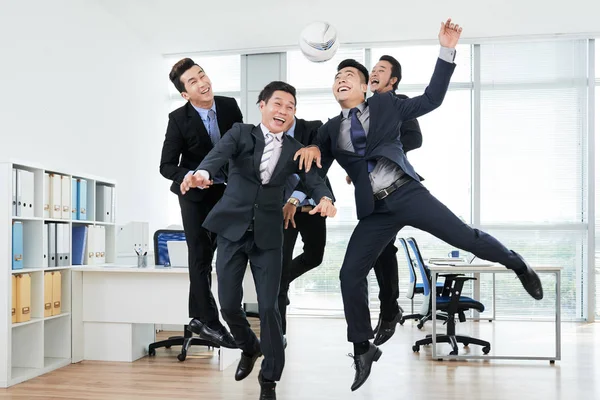 Cheerful Group Asian Workers Playing Keepie Uppie Heads Office — Stock Photo, Image