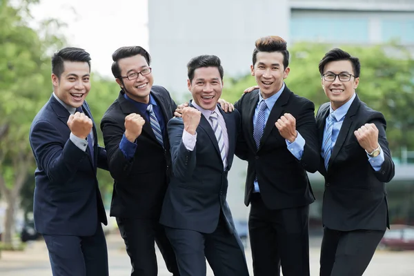 カメラ目線 勝利を祝ってのエレガントなスーツを着て陽気なアジアの起業家 — ストック写真