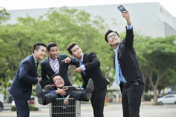 Fröhliche Gruppe Von Managern Eleganten Anzügen Und Mit Selfie Auf — Stockfoto
