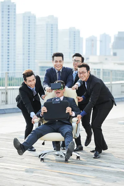 Asiáticos Empresários Divertindo Construindo Telhado Homem Vestindo Óculos Sentado Cadeira — Fotografia de Stock