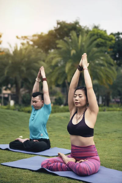 Pareja Asiática Sentada Colchonetas Yoga Practicando Asanas —  Fotos de Stock