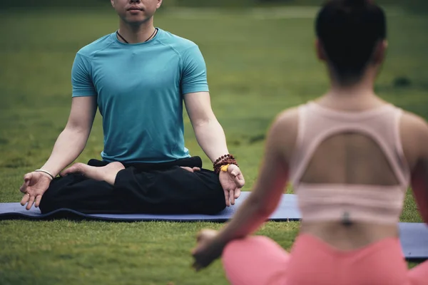 Imagen Recortada Personas Meditando Parque —  Fotos de Stock