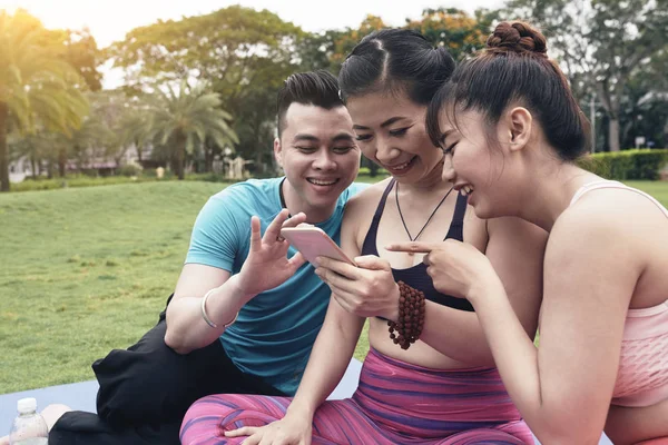 Néz Vicces Videót Smartphone Jóga Edzés Után Meg — Stock Fotó