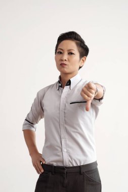 Başparmak aşağı gösterilen memnun işkadını portresi