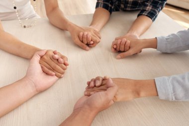 bir grup insan, destekleyen masada elele 