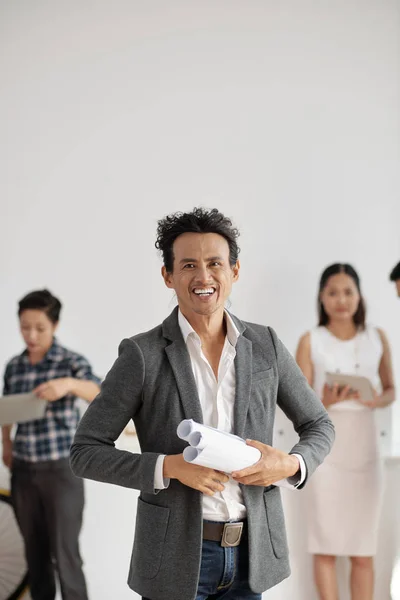 Retrato Arquiteto Feliz Com Plantas Escritório Colegas Segundo Plano — Fotografia de Stock