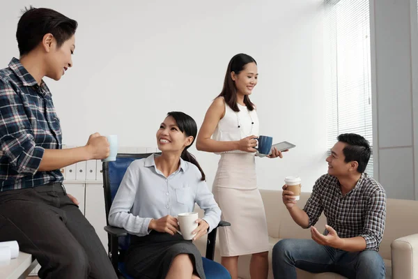 Grupo Empresarios Tomando Una Pausa Para Tomar Café Oficina — Foto de Stock