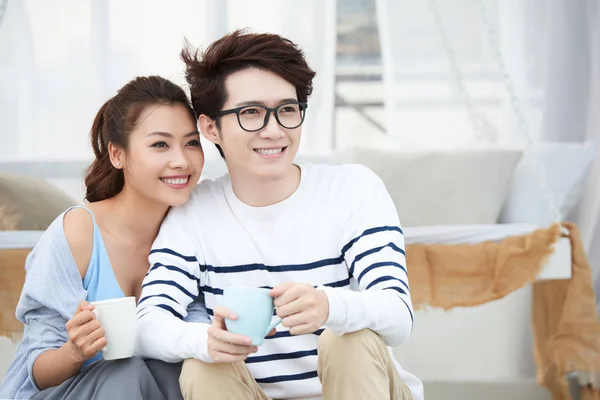 Alegre Jovem Casal Vietnamita Desfrutando Café Manhã Juntos — Fotografia de Stock