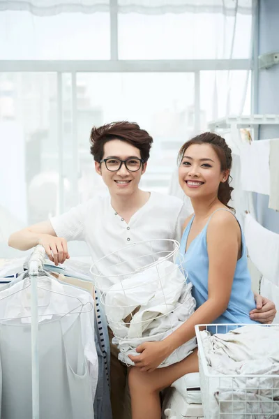 Portrait Heureux Jeune Couple Asiatique Avec Paniers Linge — Photo