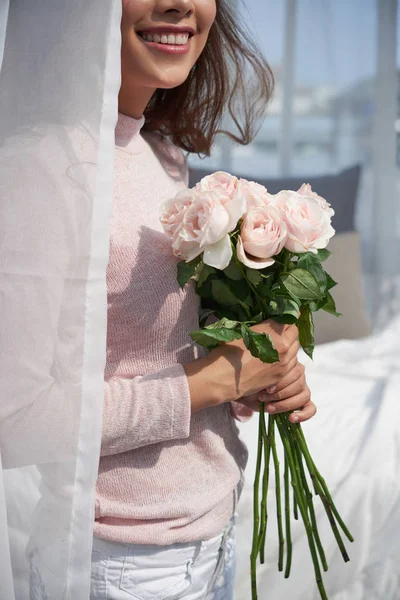 Image Recadrée Une Jeune Femme Souriante Heureuse Tenant Bouquet Fleurs — Photo