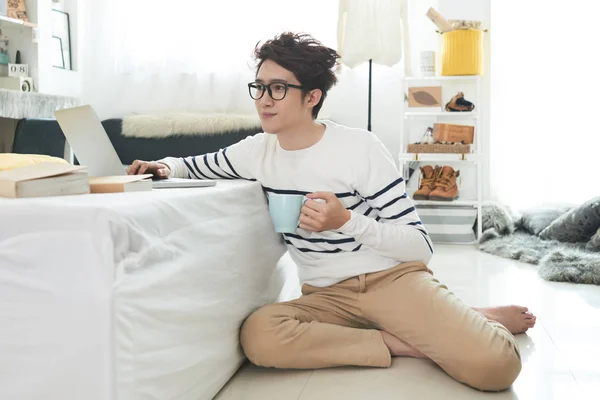 Pohledný Mladý Muž Sedí Podlaze Pokoji Práci Notebooku — Stock fotografie