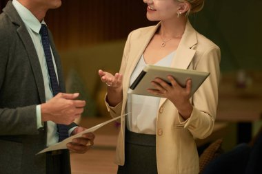 Strateji geliştirme toplantısında tartışırken iş adamları