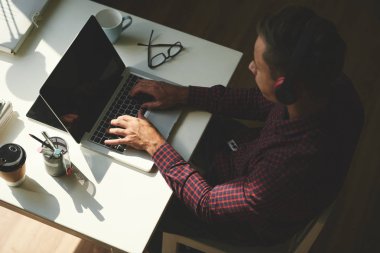 Dizüstü bilgisayarda kodlama müzik yazılım geliştirici geliştirici