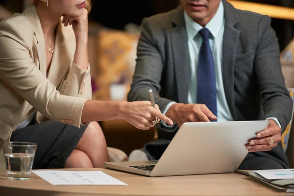 Geschäftsleute Diskutieren Finanzbericht Auf Laptop Bildschirm Bei Treffen — Stockfoto