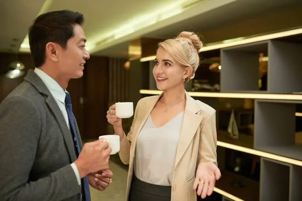 Geschäftspartner Trinken Kaffee Und Diskutieren Neuigkeiten Und Ideen — Stockfoto