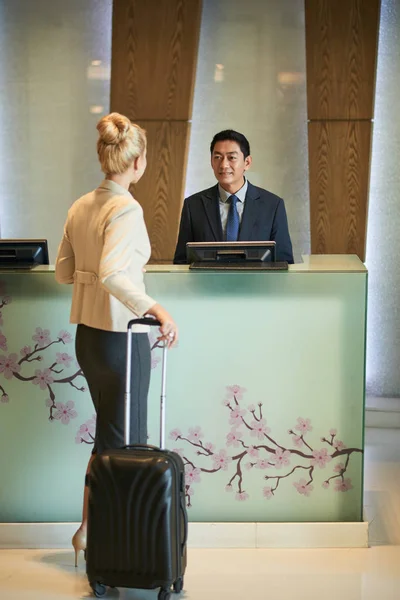 Woman Big Suitcase Checking Hotel Reception — Stock Photo, Image