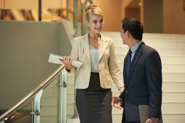 Empresária Entusiasmada Conversando Com Seu Colega Trabalho Descer Escada — Fotografia de Stock