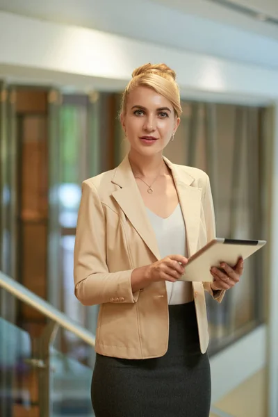 Portret Van Vrij Elegante Business Dame Met Tablet — Stockfoto