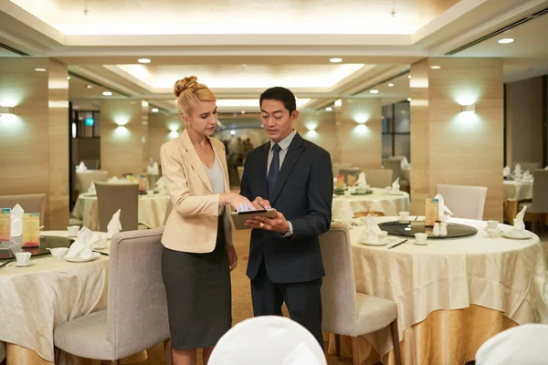 Banquet Manager Restaurant Owner Discussing Upcoming Event — Stock Photo, Image