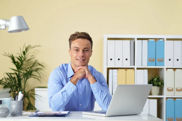 Retrato Belo Jovem Empresário Sentado Sua Mesa Escritório — Fotografia de Stock