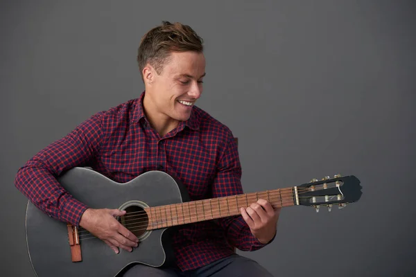 Alegre Joven Atractivo Disfrutando Tocando Guitarra —  Fotos de Stock