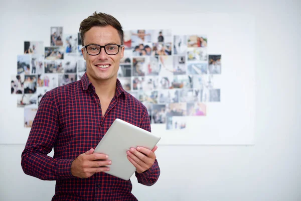 Retrato Jovem Alegre Com Computador Tablet — Fotografia de Stock