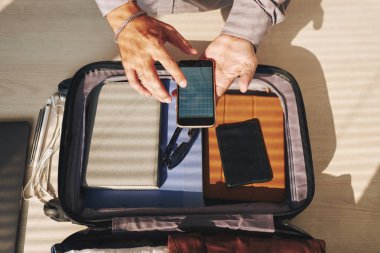 Onun planları onun smartphone içinde mobil günlüğü yazmaya işadamı